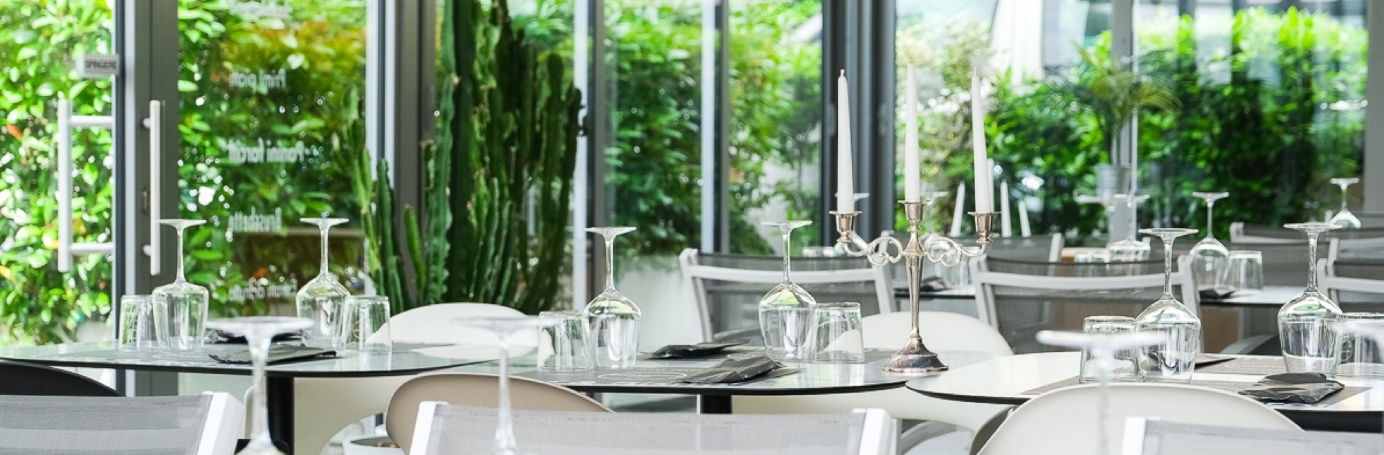Tavola apparecchiata con cura da Fontanari Cafè